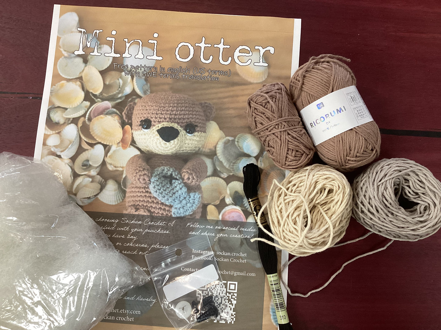 Mini otter Crochet Kit