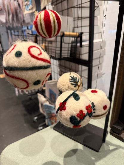 Make Your Own Christmas Themed Dryer Balls!